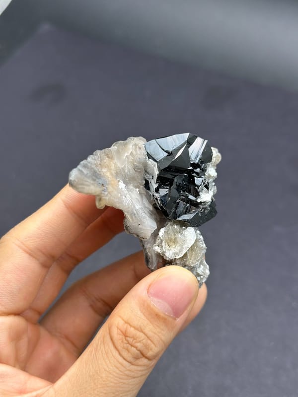 Complete side view of the cassiterite, calcite blade and clustered mica books
