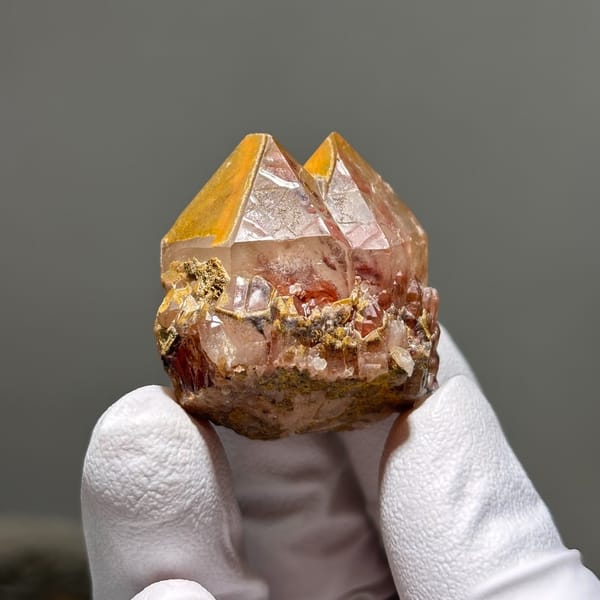 Twin quartz crystal — complete view