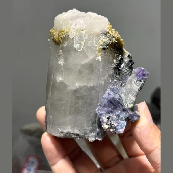 Quartz with fluorite from Yaogangxian — complete view