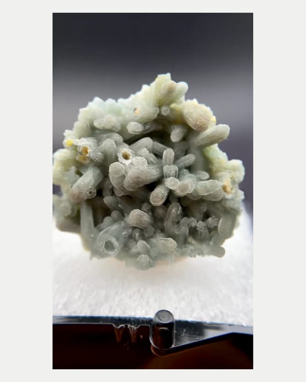 Complete reverse view of pale blue-green plumbogummite cluster