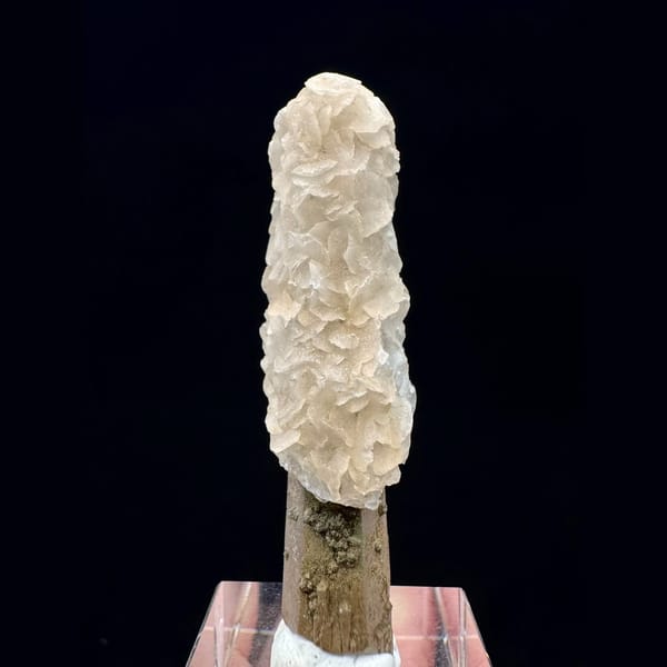 Green-skinned quartz with pale pink calcite from Inner Mongolia — complete view