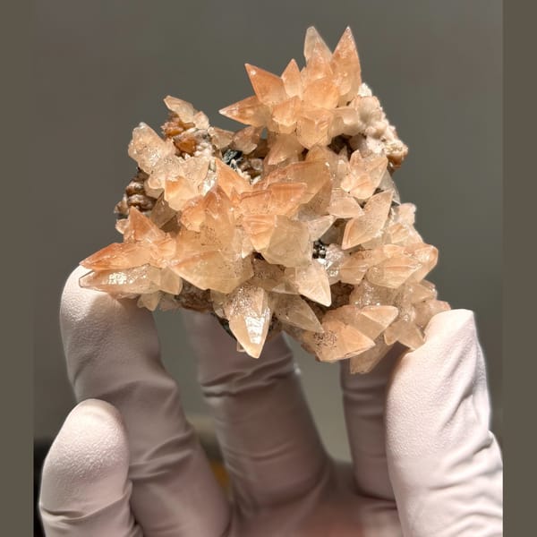 Display calcite cluster — complete view