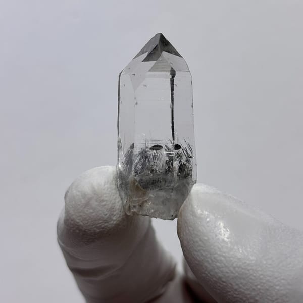 Slender quartz from Jinkouhe — complete view