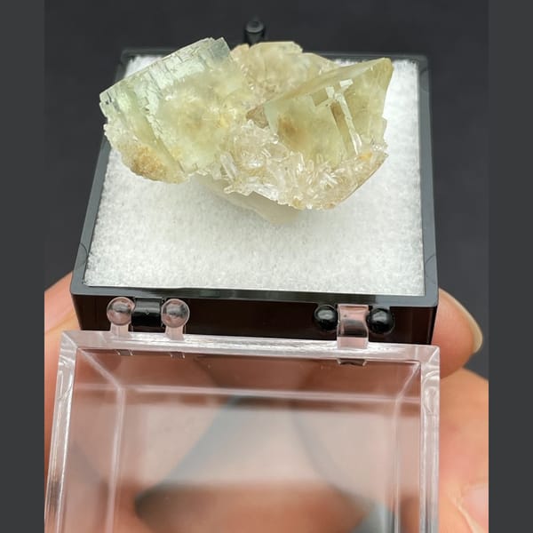 Apple green fluorite with quartz from Fujian — detail view