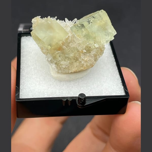 Apple green fluorite with quartz from Fujian — detail view