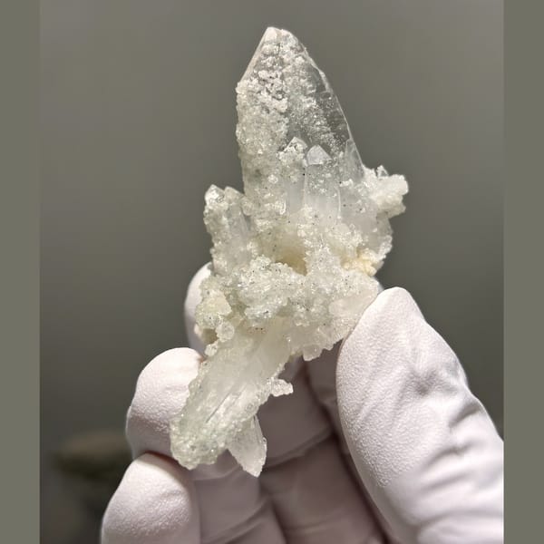 Quartz with apophyllite from Hubei — complete view