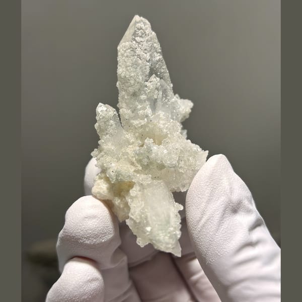 Quartz with apophyllite from Hubei — alternate view