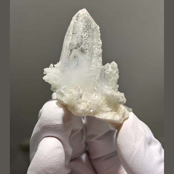 Quartz with apophyllite from Hubei — alternate view