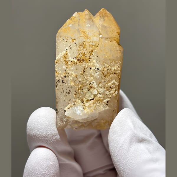 Xuebaoding quartz with fluorite — complete view