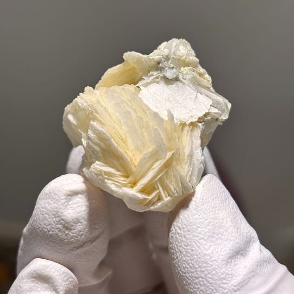 Compact calcite from Hunan — complete view