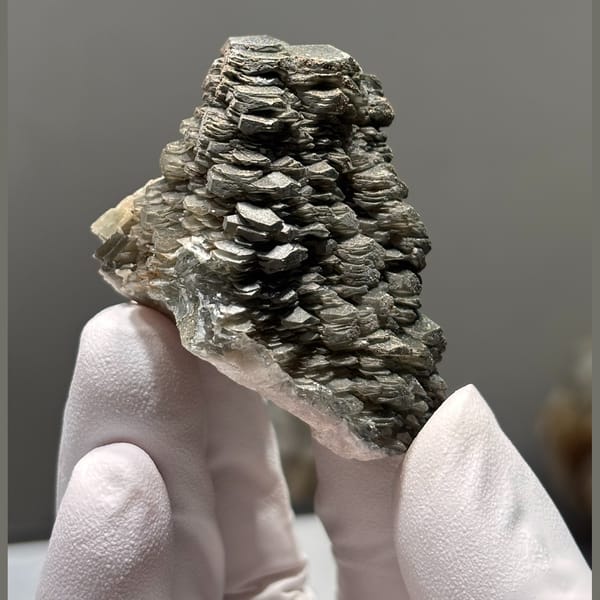 Layered thousand-layer calcite from Hubei — complete view