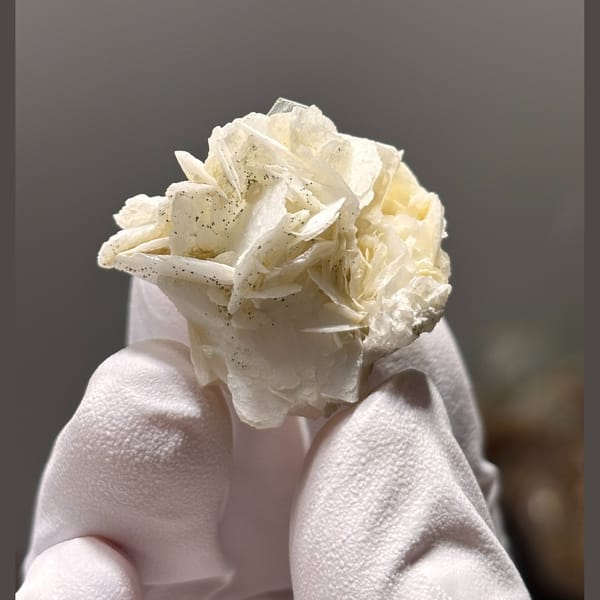 Petite calcite from Hunan — alternate view