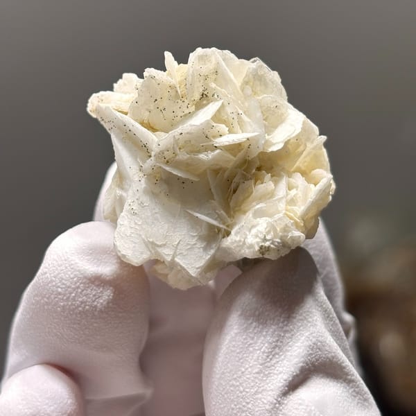 Petite calcite from Hunan — alternate view