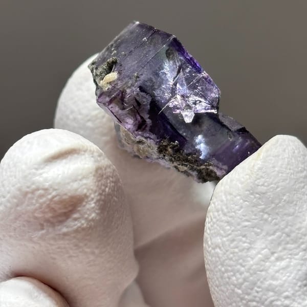 Yaogangxian fluorite wrapping quartz — alternate view