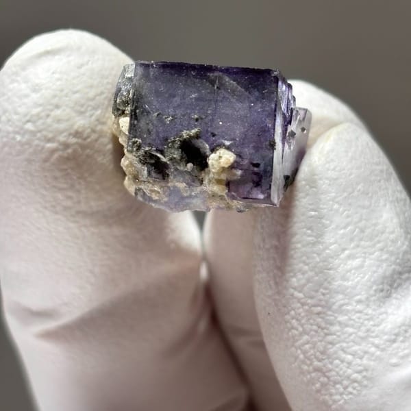 Yaogangxian fluorite wrapping quartz — alternate view