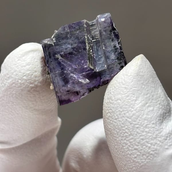 Yaogangxian fluorite wrapping quartz — detail view