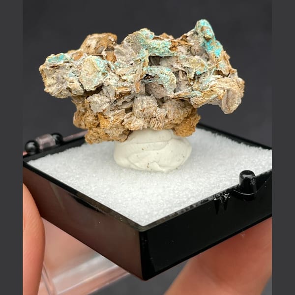 Petite calcite from Guangdong — complete view