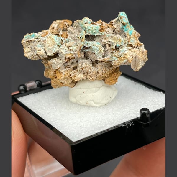 Petite calcite from Guangdong — detail view