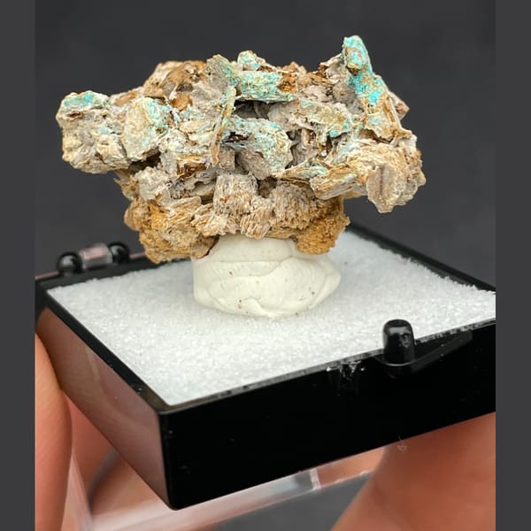 Petite calcite from Guangdong — detail view