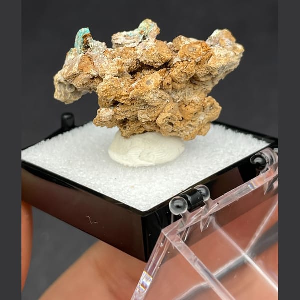 Petite calcite from Guangdong — detail view