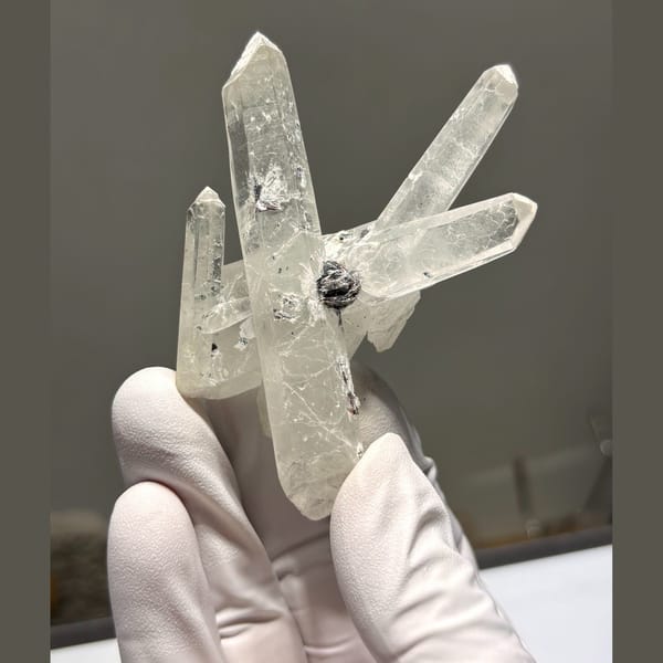 Complete-tip quartz from Inner Mongolia — complete view