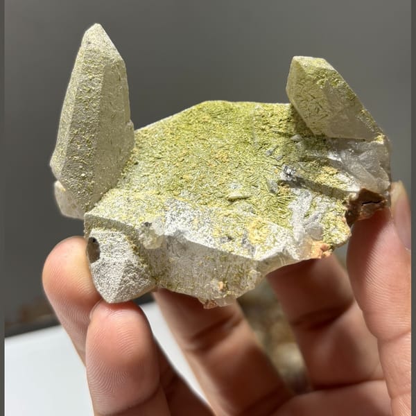 Fujian quartz with freestanding epidote — complete view