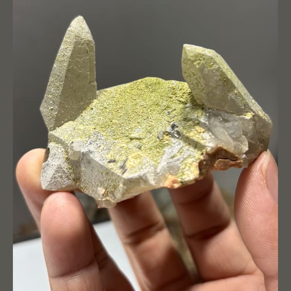 Fujian quartz with freestanding epidote — alternate view