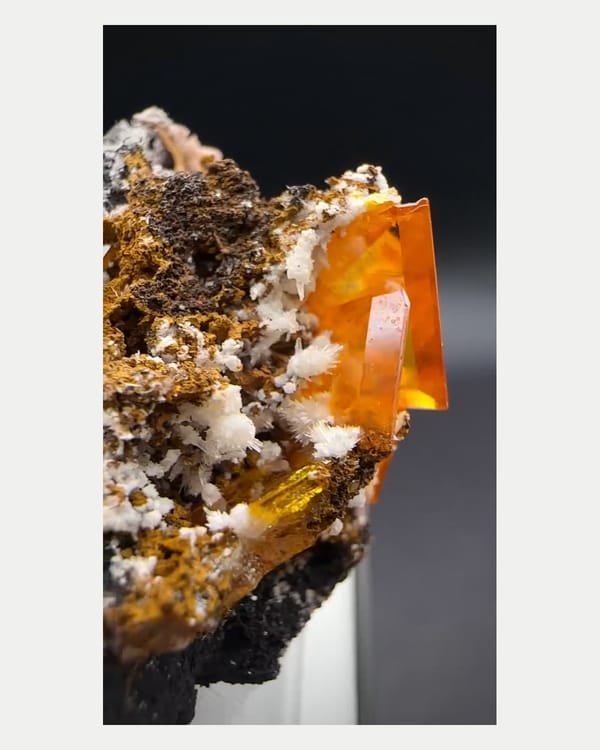 Complete left oblique view of orange wulfenite crystal cluster