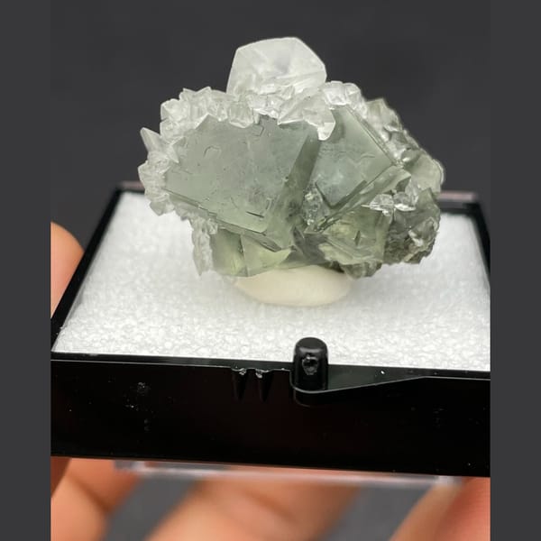 Fluorite with calcite from Xianghualing — complete view