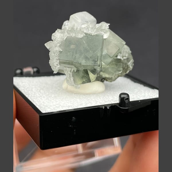 Fluorite with calcite from Xianghualing — alternate view