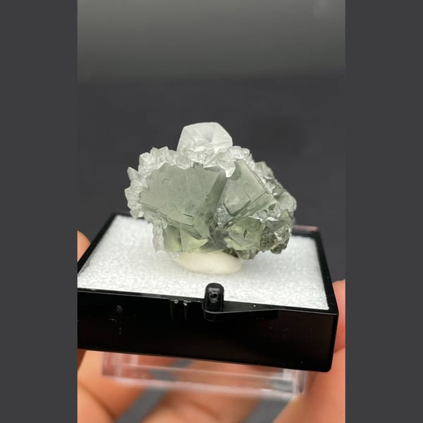 Fluorite with calcite from Xianghualing — detail view