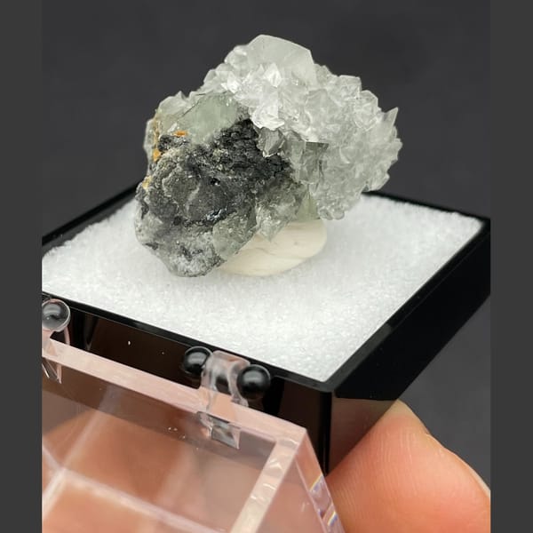 Fluorite with calcite from Xianghualing — detail view