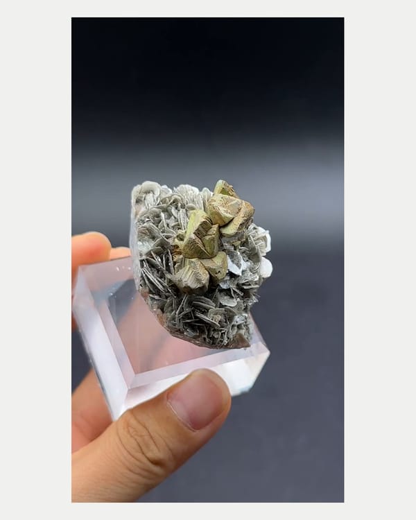 Complete front view of kesterite and mushistonite on mica