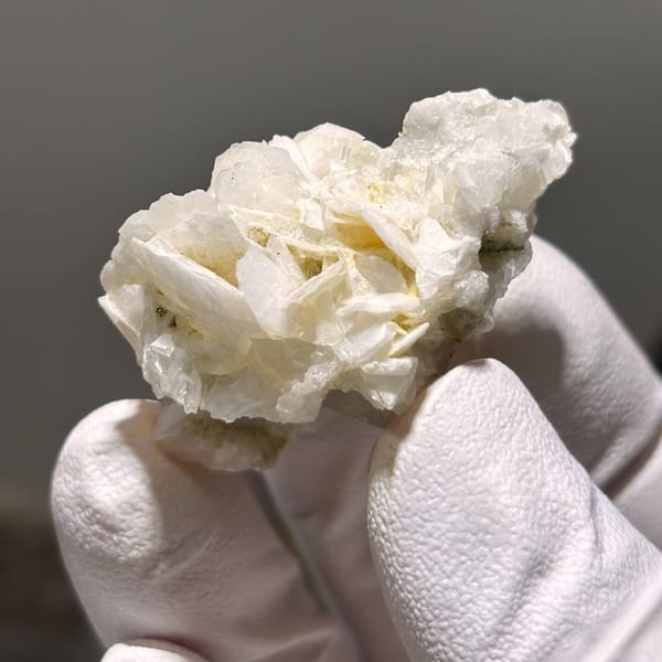 Petite calcite B from Hunan — complete view