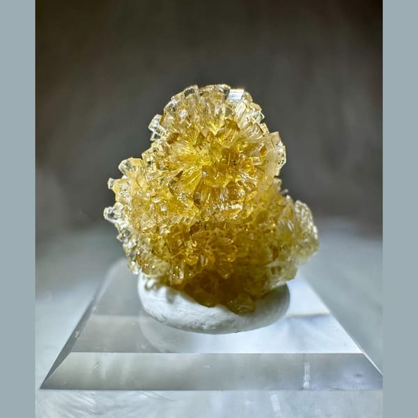 Small Yellow Creedite 1.5 cm — complete view