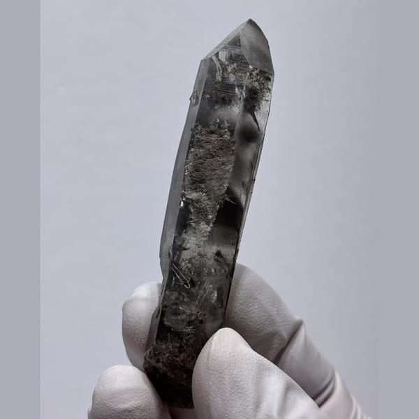Freestanding Jinkouhe quartz — detail view