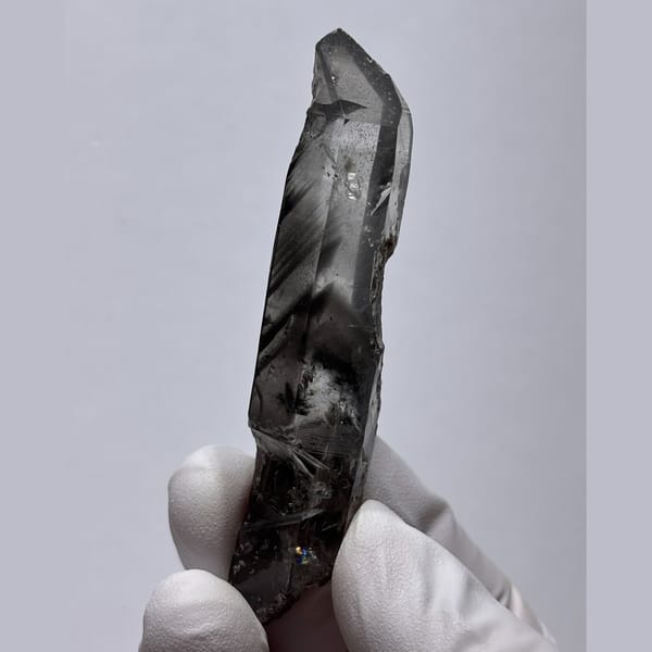 Freestanding Jinkouhe quartz — detail view