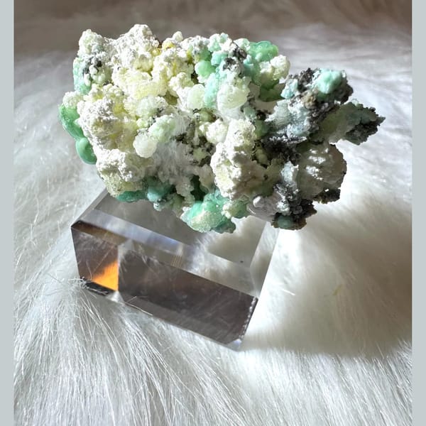 Mint Green and White Creedite on Matrix 4.5 cm — complete view