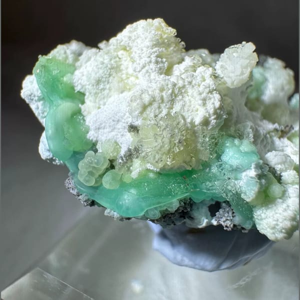 Mint Green and White Creedite on Matrix 4.5 cm — detail view