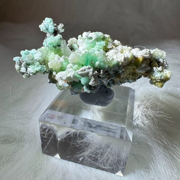 Mint Green and White Creedite on Matrix 4.5 cm — detail view