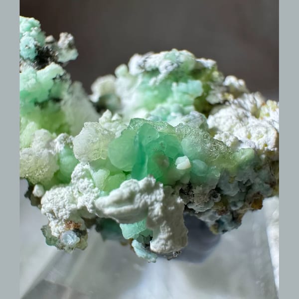 Mint Green and White Creedite on Matrix 4.5 cm — detail view