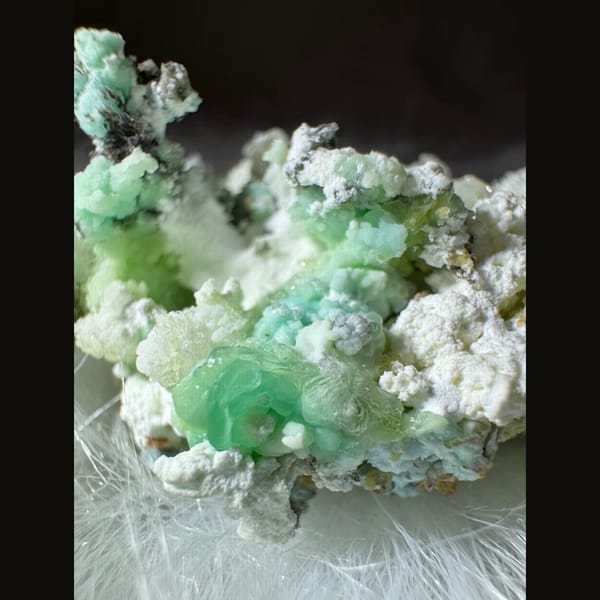 Mint Green and White Creedite on Matrix 4.5 cm — detail view