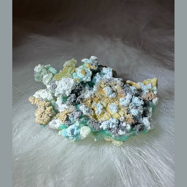 Mint Green and White Creedite on Matrix 4.5 cm — detail view