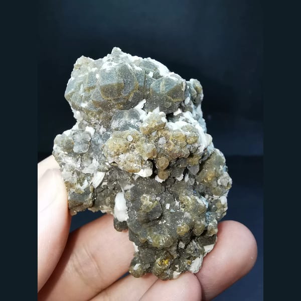 Floater garnet with quartz and calcite from Dong Ujimqin — complete view