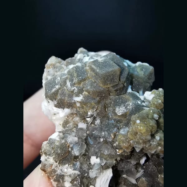 Floater garnet with quartz and calcite from Dong Ujimqin — alternate view