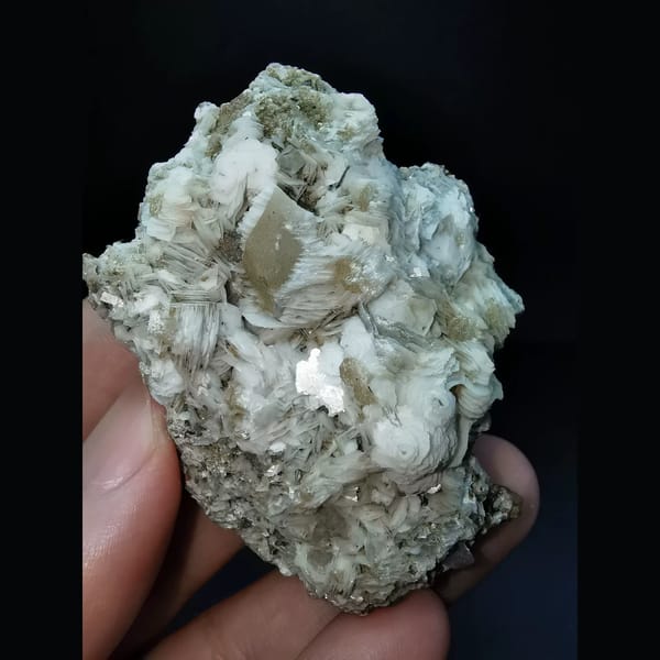 Floater garnet with quartz and calcite from Dong Ujimqin — detail view