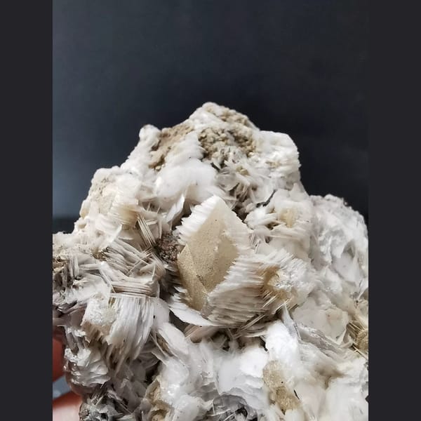 Floater garnet with quartz and calcite from Dong Ujimqin — detail view