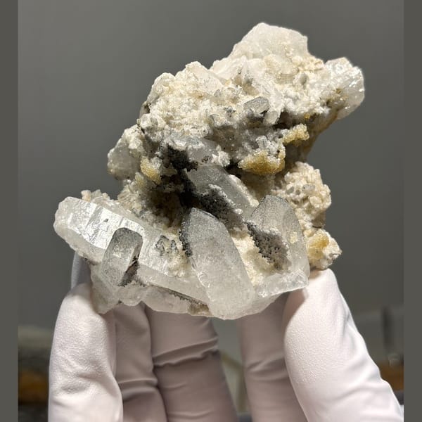 Quartz with apophyllite and goethite from Hubei — complete view