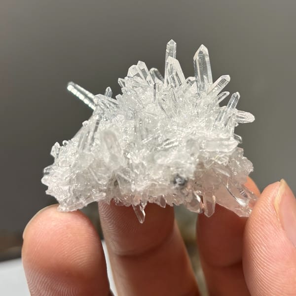 Freestanding Jinkouhe quartz cluster — complete view