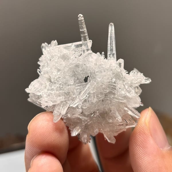 Freestanding Jinkouhe quartz cluster — alternate view